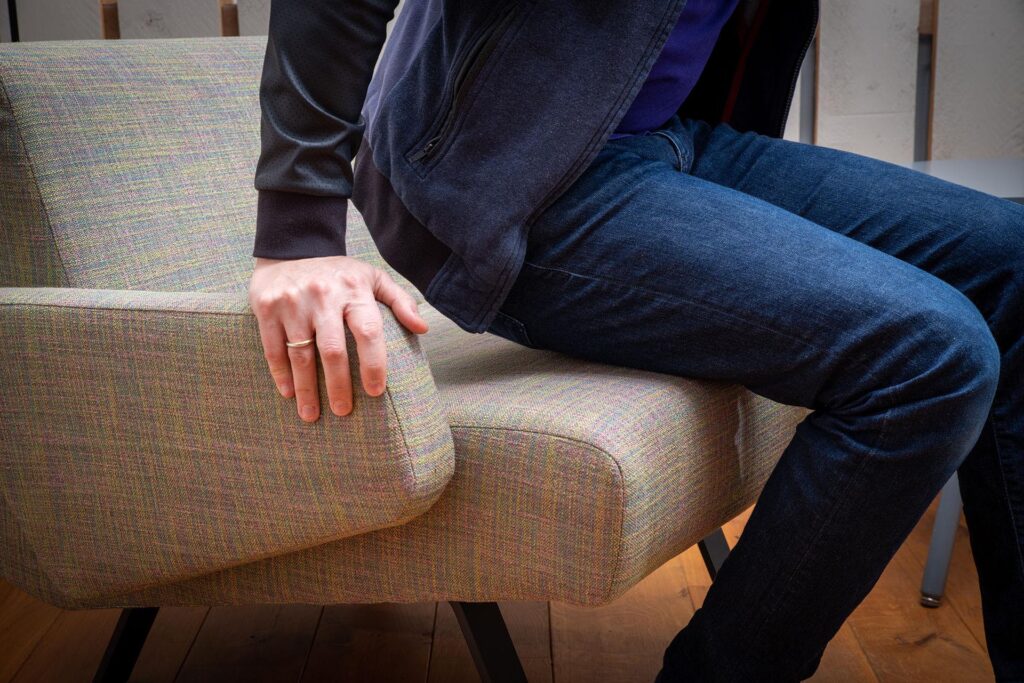 Man die opstaat van een stoel